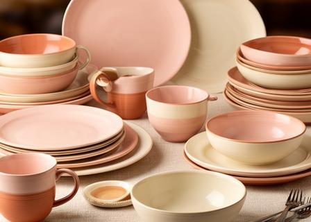 Zusammengestellte Tischsets aus Keramikgeschirr für Gastronomie und Privatgebrauch