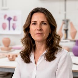 Alma Stein in der Produktionshalle mit keramischen Probeschalen